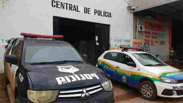 Menor de 14 anos e jovem de 27 roubam bolsa de mulher e são detidos na Zona Leste da capital