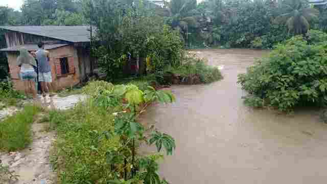 Barranco desmorona e desabriga família em Porto Velho