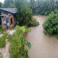 Barranco desmorona e desabriga família em Porto Velho