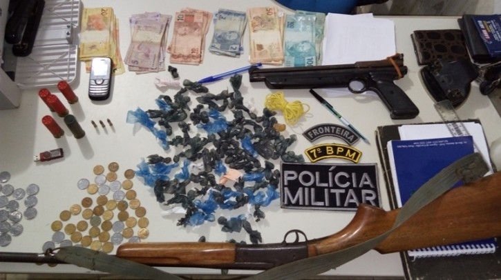 Polícia Militar apreende armas, munições e drogas em bar de Buritis