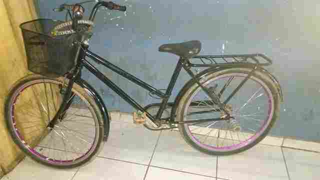 Jovem é detido por populares após roubar bolsa de mulher em ponto de ônibus na capital