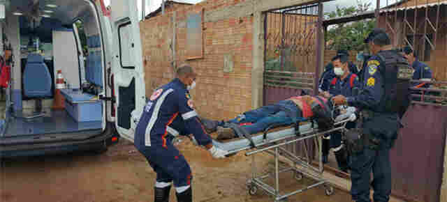 Homem chega bêbado em casa e leva surra de cabo de vassoura da esposa, na capital