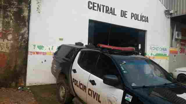 Homem agride e tenta atropelar esposa após ser flagrado beijando amante