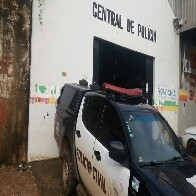 Homem agride e tenta atropelar esposa após ser flagrado beijando amante