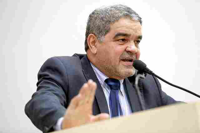 Aélcio da TV indica recuperação de ruas em Nova Aliança