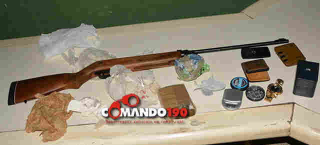 Apenado do regime aberto e mais um são presos suspeitos de chefiar boca de fumo