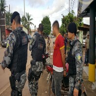 COE prende suspeito armado e com moto roubada