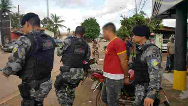 COE prende suspeito armado e com moto roubada