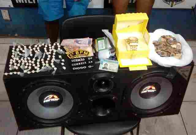 Irmãos são presos com mais de 100 invólucros de droga na capital