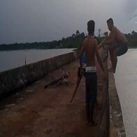 Morreu durante brincadeira: Vídeo mostra jovem sendo empurrado de ponte por amiga