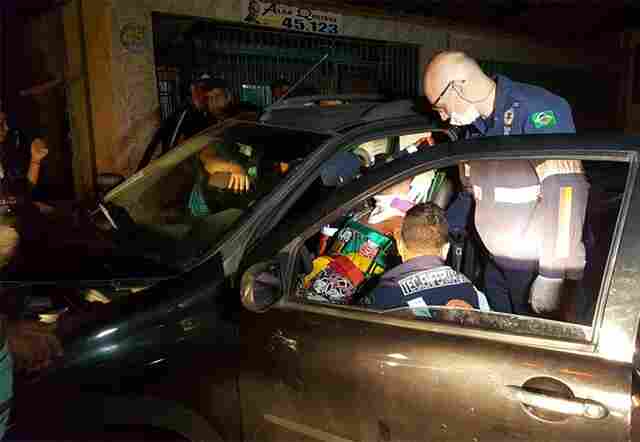 Mulher tem mal súbito enquanto dirige e colide em dois carros estacionados em Porto Velho