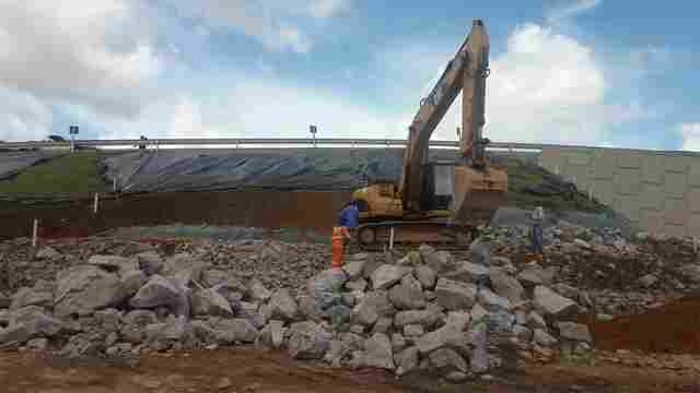 Para conter rachaduras viaduto do Trevo do Roque recebe reforço