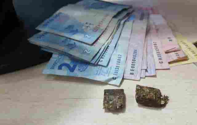 Denúncia anônima leva polícia a prender irmãos por tráfico de drogas na capital