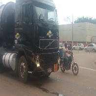 Caminhonete colide em carreta carregada com óleo diesel na Avenida Jorge Teixeira