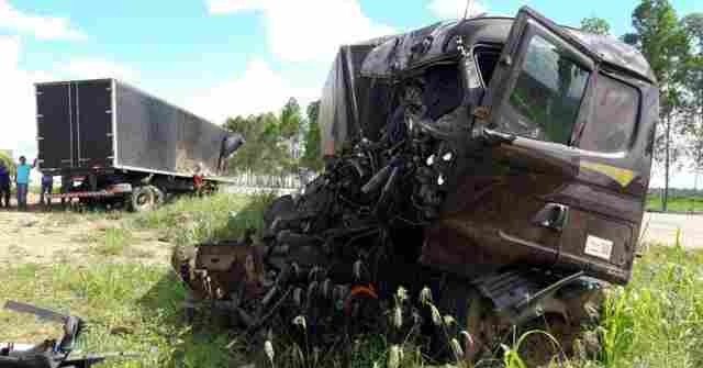Duas carretas ficam destruídas em colisão na BR-364