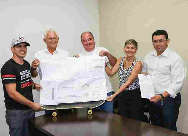 Deputado Airton recebe projeto para construção de pista de Skate em Ji-Paraná
