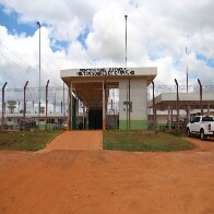 Mulher tenta entrar em presídio com serras escondidas nas partes íntimas