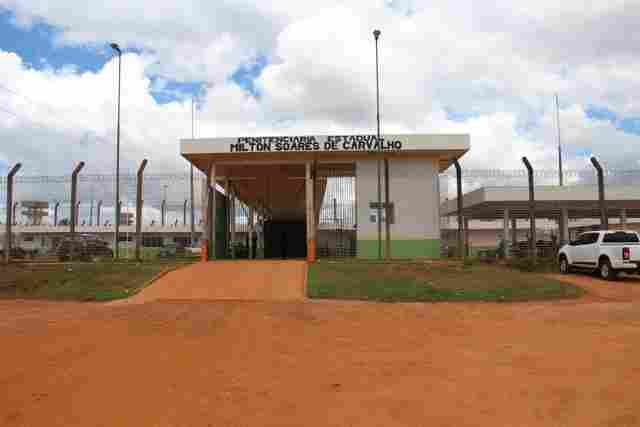 Mulher tenta entrar em presídio com serras escondidas nas partes íntimas