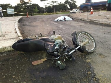 Motociclista morre no trevo da BR-364 após colidir na traseira de caminhão