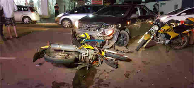 Carro invade preferencial e colide em mototaxista na Avenida Carlos Gomes, na capital