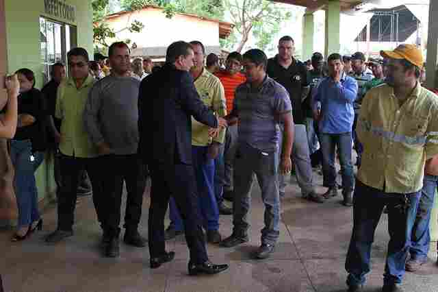 Prefeito toma café com servidores e explica extinção dos quinquênios