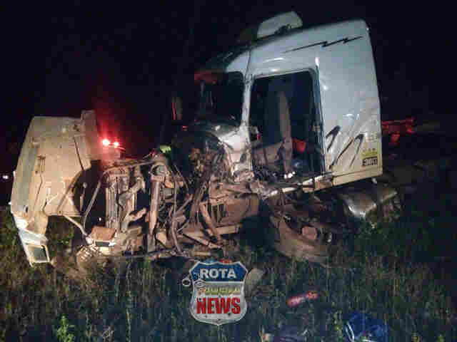 Colisão entre carretas mata um na BR-364