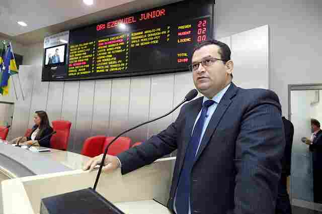 Ezequiel Júnior homenageia Lúcia Tereza na primeira sessão da Assembleia