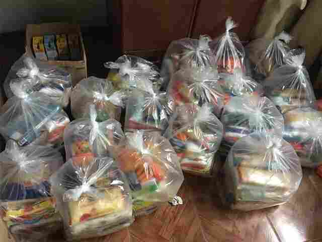 Banda do Vai Quem Quer entrega cestas básicas a entidades carentes