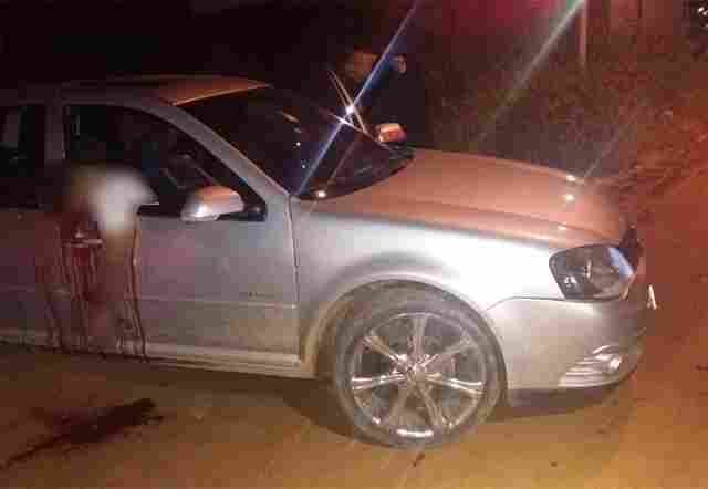 Homem é morto a tiros dentro de carro