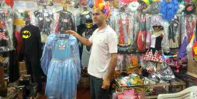 Foliões começam a procurar fantasias para brincar o Carnaval em Porto Velho