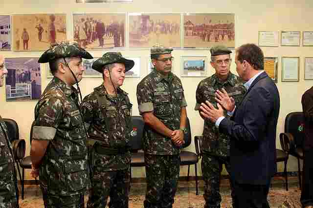 Hildon discute com general obras de asfaltamento na cidade