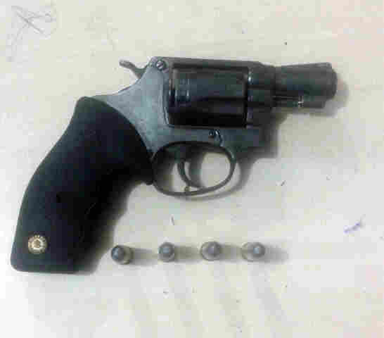 Dupla é detida com arma de fogo; um dos suspeitos é foragido