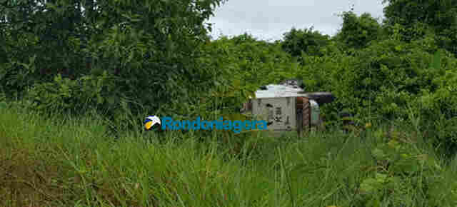 Rabecão capota na BR-364 durante transporte de cadáver