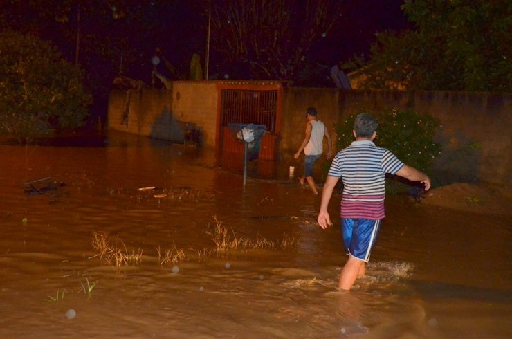 Rio Mororó sobe e desabriga dezenas de famílias em Jaru