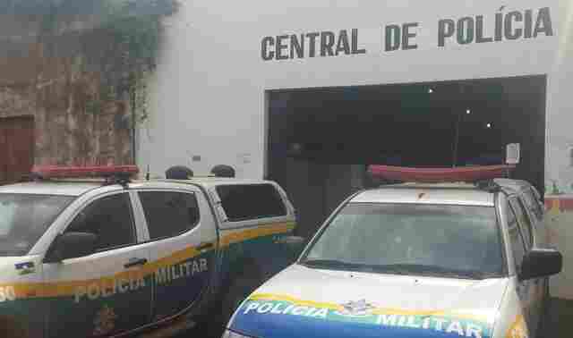 Mulher é flagrada vendendo drogas em bar da capital e diz que amante é o fornecedor