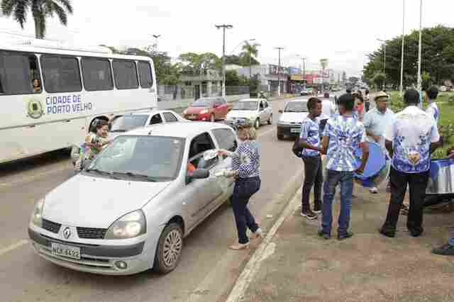 Bloco da Saúde distribui preservativos e orienta foliões sobre DSTs