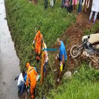 Motociclista perde controle do veículo e cai dentro de vala na Avenida Jorge Teixeira, na capital