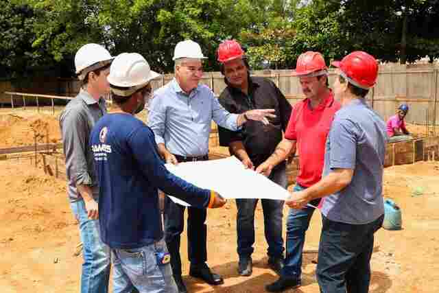 Prefeito visita canteiro de obras da Unidade de Pronto Atendimento