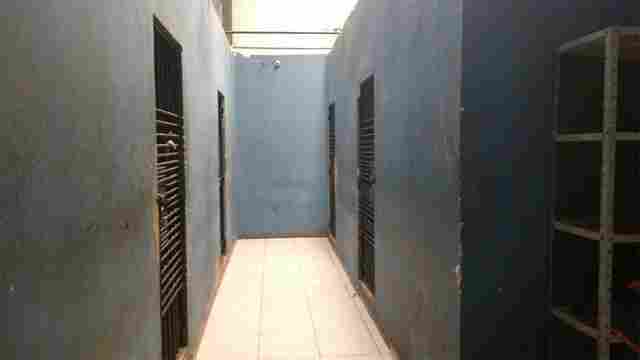 Motocicleta furtada é encontrada nos fundos da residência e homem é preso por receptação