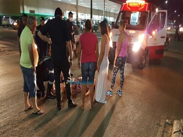 Colisão entre carro e moto deixa mulher com suspeita de fratura na perna, em Porto Velho