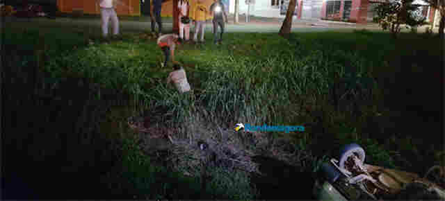 Na contramão, carro colide com carreta e cai dentro de vala na Avenida Jorge Teixeira