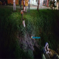 Na contramão, carro colide com carreta e cai dentro de vala na Avenida Jorge Teixeira