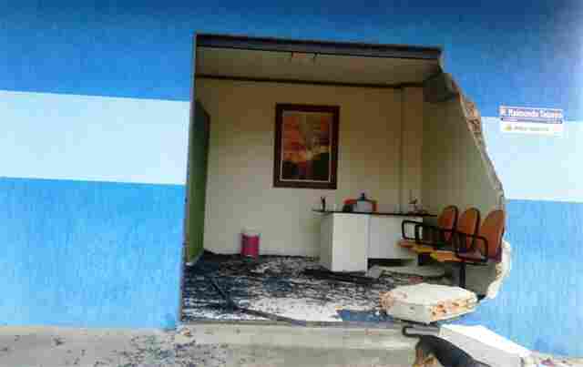 Motorista dá ré em carro e destrói a entrada de laboratório de análises clínicas