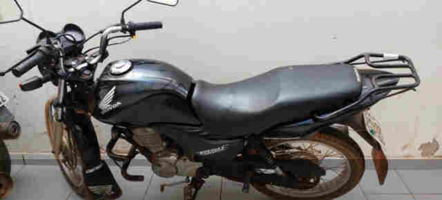 Dupla armada é presa utilizando motocicleta roubada na Zona Leste da Capital