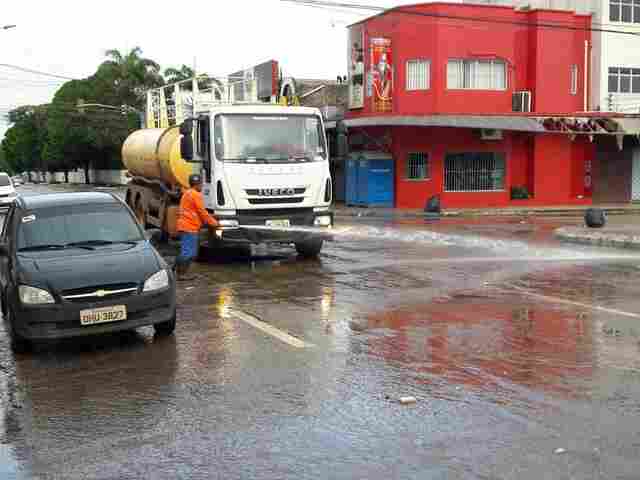 Equipes da Semusb realizam limpeza da Pinheiro Machado após desfile de carnaval