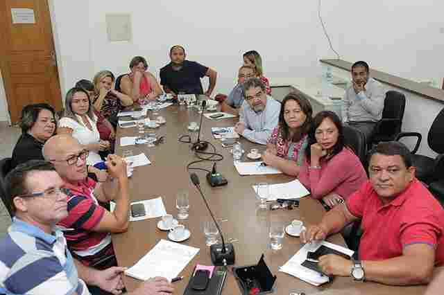 Aélcio da TV realiza reunião com diretores de escolas para tratar de execuções de emendas