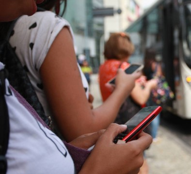 Jovem aproveita distração da vítima em ponto de ônibus e rouba celular