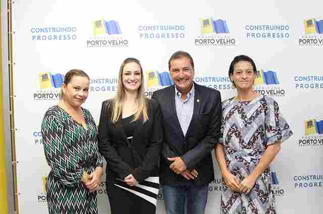 Prefeito homenageia mulheres com nomeação de três novas auxiliares