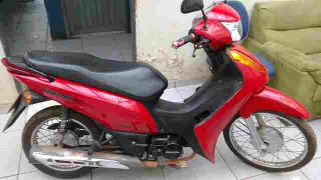 Mulher tenta fugir de blitz e é presa com moto roubada e sem CNH