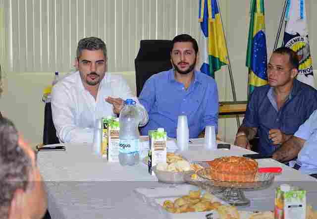 Prefeito de Ariquemes manda liberar para escolas livros censurados por ele e vereadores